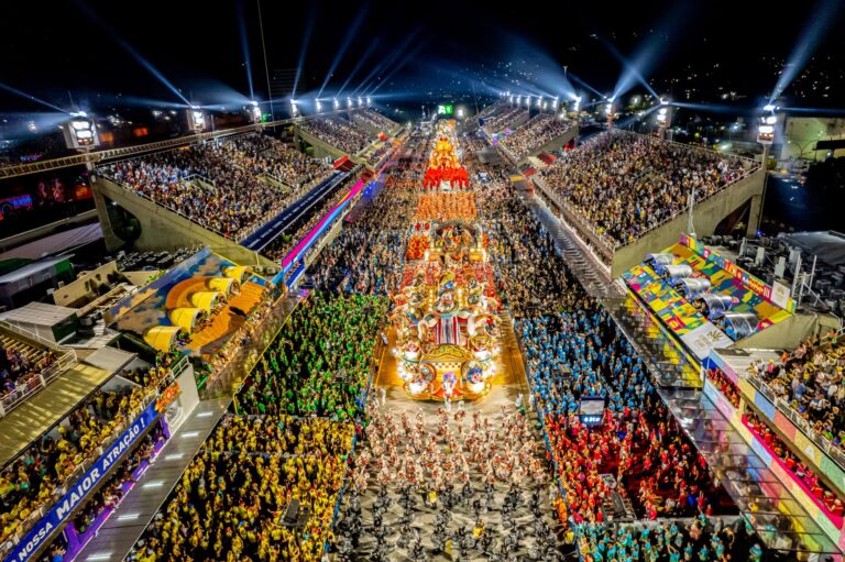 Carnaval 2025 no Rio deve movimentar R$ 5,5 bilhões e atrair milhões de foliões