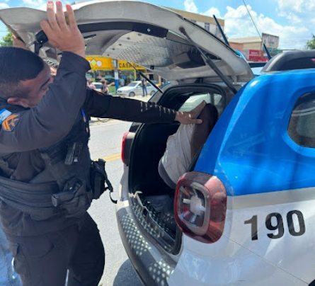 Homem é preso após tentar matar ex-esposa a facadas em frente à prefeitura de Belford Roxo