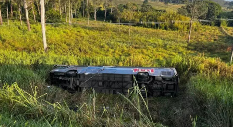 Acidente na Rodovia Presidente Dutra: Ônibus cai em ribanceira, deixa uma vítima fatal e 25 feridos