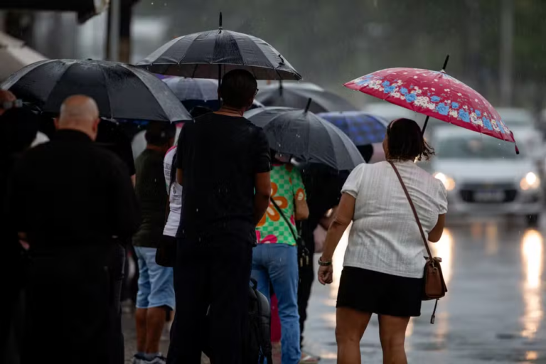 Frente fria chega ao Brasil e promete aliviar calor extremo