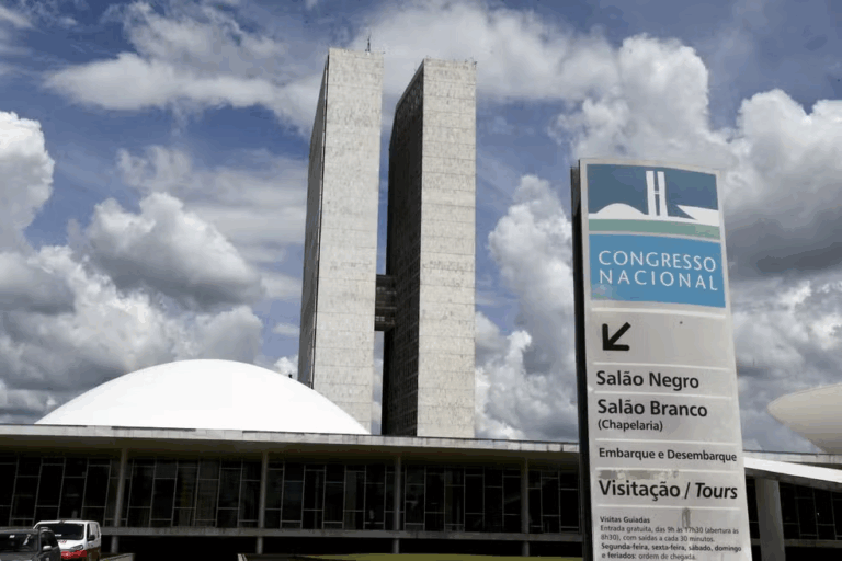 Senado avança em PEC que extingue reeleição e unifica eleições