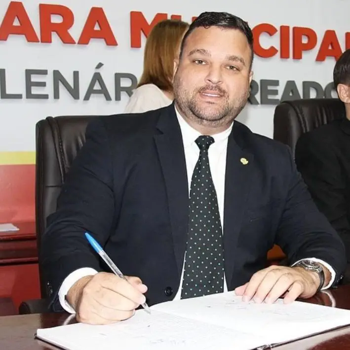 Hino obrigatório, mas escolas seguem abandonadas