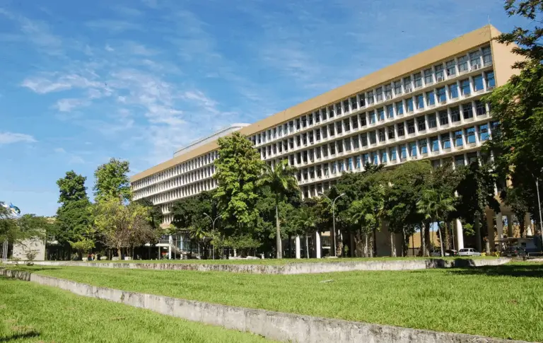 UFRJ supera crise e sobe em ranking