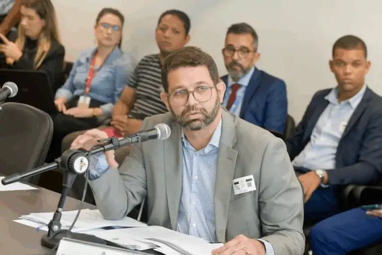 Crise no Detro: Castro exonera indicado da família Reis