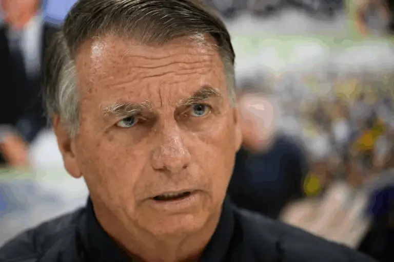 Bolsonaro é condenado por gesto com crianças