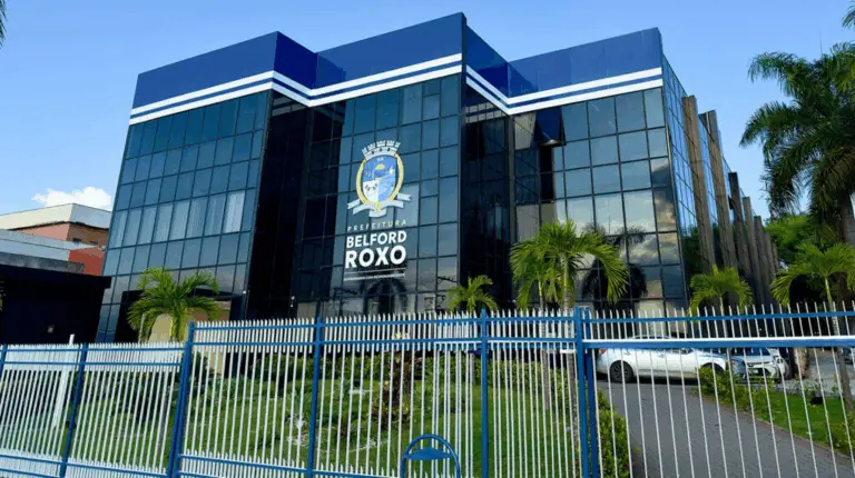 Servidores são forçados a comprar uniformes caros